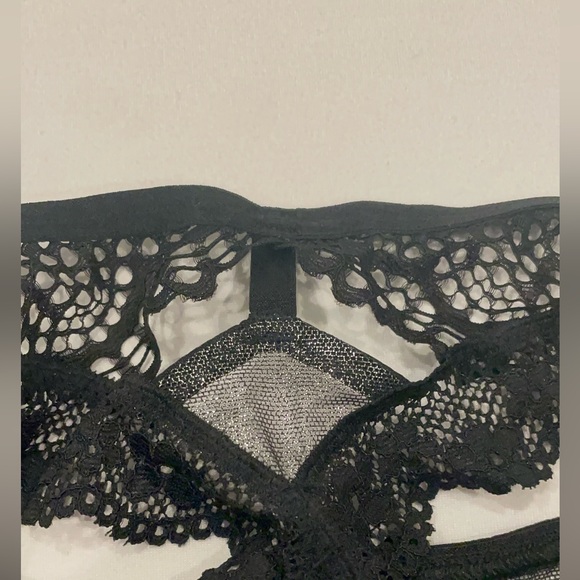 NEW WITH TAGS VICTORIA’S SECRET SIZE S BLACK SHINE THONG WITH LACE TRIM - Picture 4 of 5